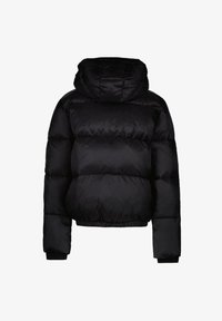 Zwarte pufferjack met capuchon, met een dik, gewatteerd ontwerp en een elastische zoom en manchetten, gezien vanaf de achterkant.