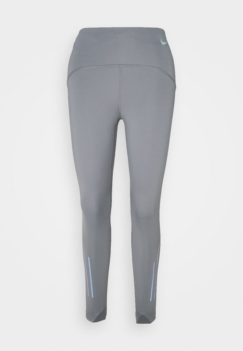 Šedé sportovní legíny vyrobené z elastické tkaniny, s vysokým pasem, reflexními akcenty a zúženým střihem se bočními pruhy.