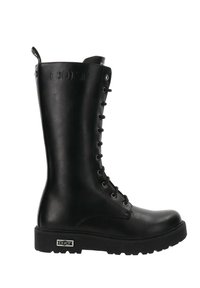 Stivale nero in pelle altezza ginocchio con lacci sul fronte, punta tonda, suola testurizzata e un accentuazione metallica con marchio sul tallone.