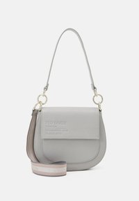 Graue Leder-Schultertasche mit geschwungener Form, Klappe auf der Vorderseite, geprägtem Logo und einem gestreiften Textilgurt mit rosa und weißen Akzenten.