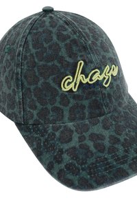 Casquette de baseball vert foncé imprimé léopard avec texte jaune brodé "charge" sur le panneau avant et visière courbée.