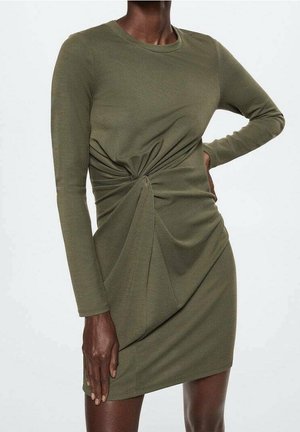 Robe manches longues vert olive avec un détail torsadé à l'avant, fabriquée dans un tissu doux, présentant une silhouette ajustée et une texture lisse.
