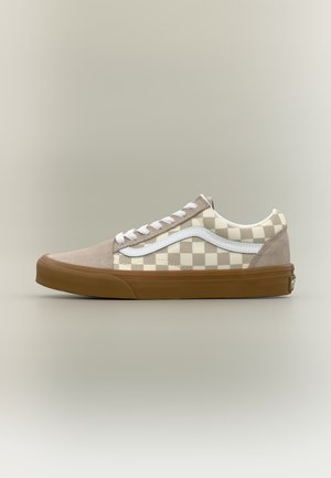 Baskets basses avec motif à damier beige et blanc, lacets blancs, bande blanche sur le côté, bout et talon en daim, semelle en caoutchouc marron.