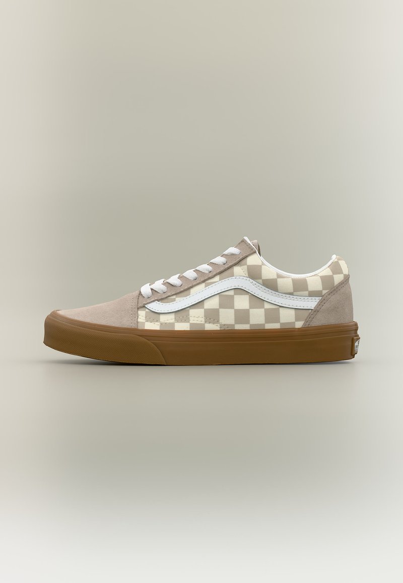 Baskets basses avec motif à damier beige et blanc, lacets blancs, bande blanche sur le côté, bout et talon en daim, semelle en caoutchouc marron.