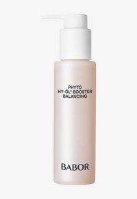 Bouteille en verre transparent avec une finition mate, contenant un liquide pâle. Distributeur à pompe blanc sur le dessus. Étiquettes en texte noir, indiquant "PHYTO HY-ÖL BOOSTER BALANCING" et "BABOR."