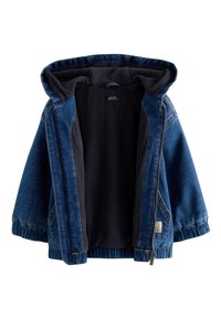 Giacca di jeans blu per bambini con rivestimento in pile nero, cappuccio, cerniera frontale, polsini elasticizzati e tasche laterali, mostrata aperta su sfondo bianco.