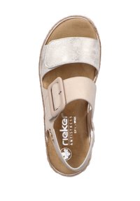 Beige sandaler med ett metalliskt silverrem, bred spänne, textil- och syntetiska material, texturerad fotbädd och vävd trim.