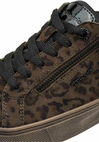 Baskets en daim marron avec des taches léopard noires, lacets noirs, fermeture éclair latérale et logo noir près de la semelle.