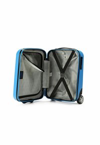Maleta rígida azul con interior plateado, que cuenta con correas cruzadas, un bolsillo con cremallera y ruedas suaves para facilitar la movilidad.
