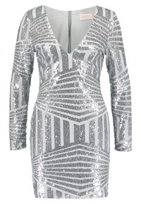 Robe en sequins argentés avec manches longues, décolleté en V, motif géométrique et forme ajustée. Fermeture éclair au dos. Tissu brillant et texturé.