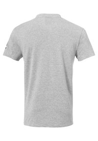 Grå kortærmet t-shirt med runde halsudskæringer, lavet af blødt bomuldsstof, har en ensfarvet tekstur uden synlige mønstre eller grafik.