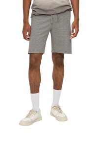 Grijze katoenmix shorts met een elastische tailleband en een trekkoord, met een relaxte pasvorm en gecombineerd met witte sneakers en sokken.