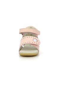 Sandal in pelle rosa chiaro con design perforato, due cinturini regolabili e una morbida fodera interna. Suola in gomma per una buona aderenza.