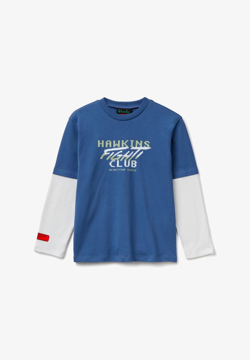 Blaues Langarm-T-Shirt mit weißen unteren Ärmeln, darauf der Schriftzug "HAWKINS FIGHT CLUB" in Hellgrün und Weiß. Rotes Markenzeichen am Ärmel.