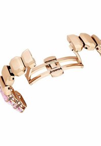 Pulsera de oro rosa con un diseño entrelazado que presenta superficies pulidas, eslabones de forma octagonal y acentos de piedras preciosas rosas.