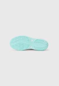 Sko såle med en lys turkis gummibunn. Har teksturerte mønstre for grep og trekkraft. Flat design med en glatt overflate.