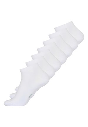 Weiße Knöchelsocken mit glatter Textur, einfachem Design und grüner Logodetail, in einer Reihe angeordnet. Material aus Baumwollmischung.