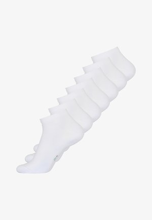 Valkoiset nilkkasukat, joissa on sileä pinta, yksinkertainen muotoilu ja vihreä logoyksityiskohta, aseteltuna riviin. Puuvillasekoite.