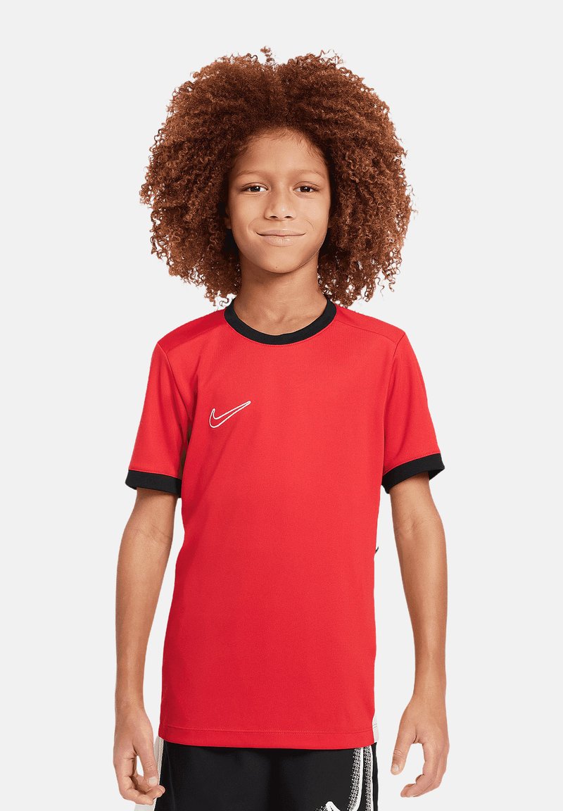 Maglietta atletica rossa Nike con colletto a giro, maniche corte con polsini neri e logo bianco sul lato sinistro del petto. Il tessuto sembra morbido e leggero.