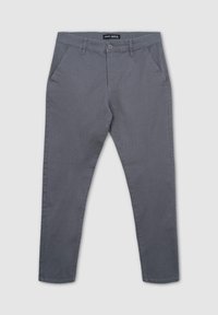 Pantaloni di cotone grigi con fronte piatto, due tasche laterali e design slim fit. Presentano un tessuto testurizzato e chiusura con bottone standard.