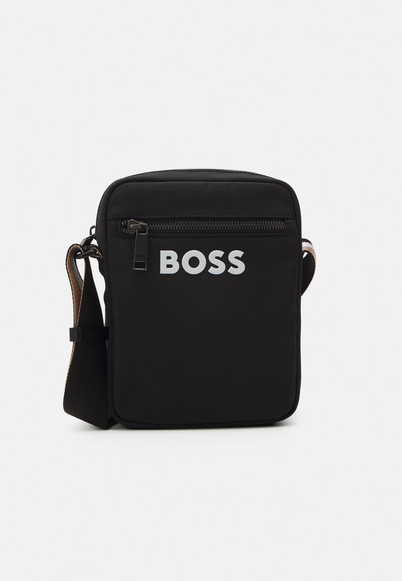 Borsa a tracolla nera in tessuto con tasca frontale con zip, caratterizzata dal logo "BOSS" in bianco, tracolla regolabile e forma rettangolare.