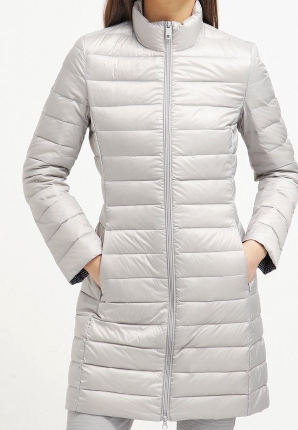 Jasnoszara, pikowana kurtka puchowa z wysokim kołnierzem, przednim zamkiem błyskawicznym i dwiema bocznymi kieszeniami; gładka tekstura, długość do kolan.