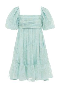 Vaaleansininen mekko, jossa on puffihihat, ruokokudottu yläosa ja liehuva hame, jonka helma on röyhelöinen. Valmistettu puoliläpinäkyvästä, kukkakuosisesta kankaasta.