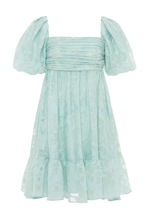 Vestido azul claro con mangas abullonadas, un corpiño plisado y una falda acampanada con un dobladillo con volantes. Confeccionado en una tela transparente con textura floral.