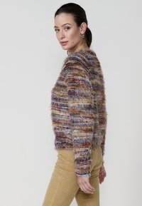 Mehrfarbiger, flauschiger Pullover mit horizontalen Streifen in Braun-, Blau- und Cremetönen. Verkürztes Design, runder Ausschnitt und strukturierter Stoff.