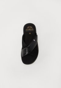 Svart slidesandal med kryssremdesign, som har en teksturert semsket overdel og en glatt lærrem med "bugatti" debossed.