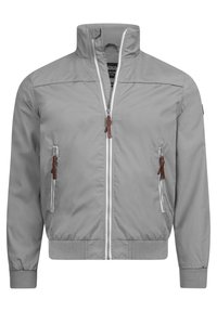 Lichtgrijze zip-up jas met hoge kraag, ribgebreide manchetten en zoom, twee voorzakken met rits en bruine leren trekbanden.