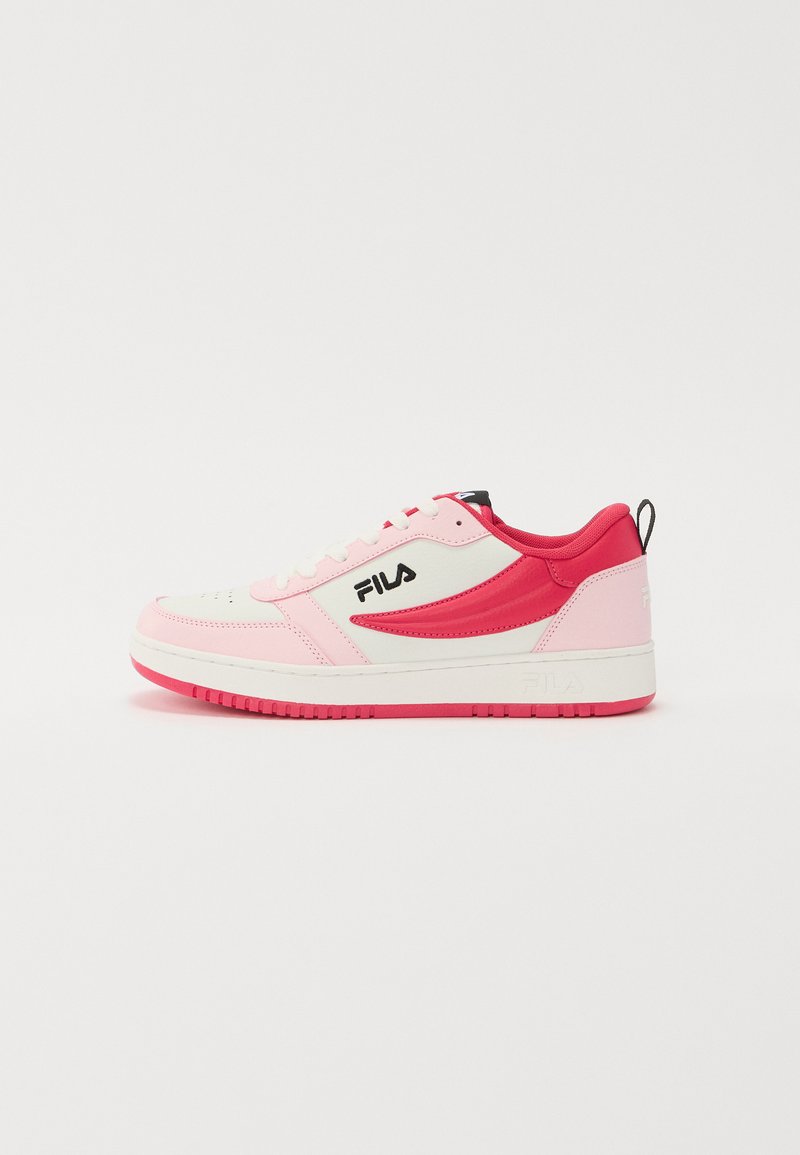 Las zapatillas de estilo retro de Fila presentan una combinación de colores en blanco y rosa, con parte superior de cuero, suela de goma rosa y acentos del logotipo en negro.