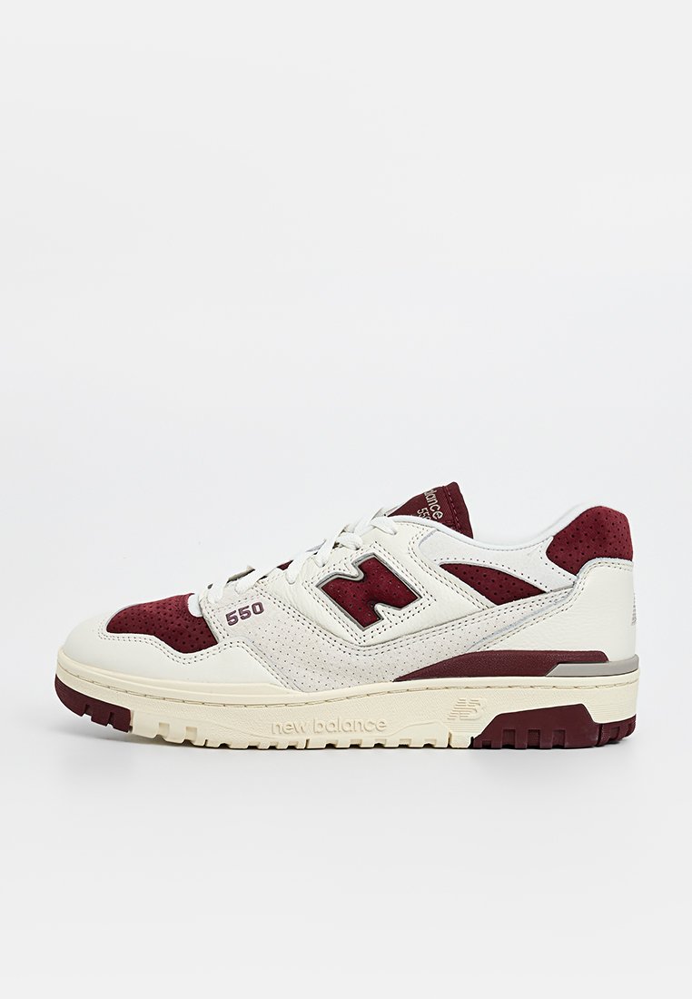 Sneaker bianco e bordeaux con tomaia in pelle e mesh. Presenta logo accentuato, dettagli perforati e una suola spessa e testurizzata.