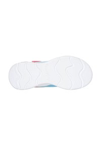 Baskets de sport avec une semelle en caoutchouc blanc, dessus en textile coloré rose et bleu, présentant un motif texturé et un design de semelle en forme de vagues.
