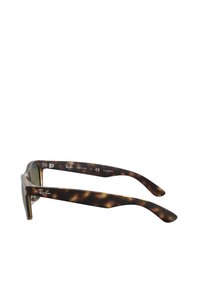 Occhiali da sole in tessuto tartarugato marrone con lenti polarizzate. Presentano una montatura robusta, un design elegante e il logo Ray-Ban sul braccio esterno.