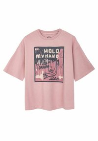 Różowa koszulka z krótkim rękawem ma centralny graficzny wzór z tekstem "TRZYMAJ MOJĄ RĘKĘ KIEDY RYSUJĘ" oraz abstrakcyjny wzór twarzy w kontrastowych kolorach.