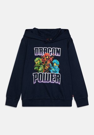 Marineblå hættetrøje med tre farverige ninjafigurer i grøn, rød og blå samt fed skrift "DRAGON POWER" på fronten.