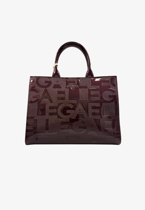 Borsa a tote bordeaux lucida con motivo logo in rilievo. Presenta manici robusti e una forma rettangolare elegante. Texture liscia e hardware minimal.