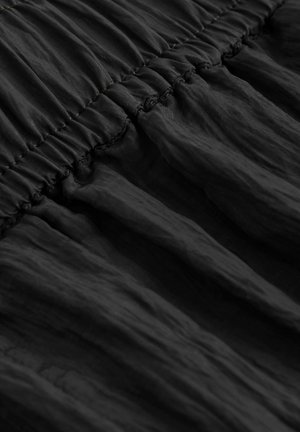 Zwarte stof met geplooid elastisch detail, die een zachte, gekreukte textuur en vloeiende val laat zien. Geschikt voor verschillende kledingstukken.