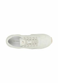 Baskets blanches en daim et cuir avec lacets, vues de dessus, montrant le nom de la marque à l'intérieur de la chaussure.