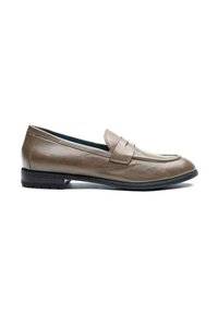 Braune Leder-Loafers mit einem schlanken Design, versehen mit einer gesteppten Detailnaht auf dem Oberteil und einer niedrigen schwarzen Sohle für einfachen Tragekomfort.