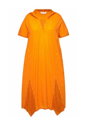 Oranssi puuvillamekko lyhyillä hihoilla, V-mallinen kaula-aukko, pitsiyksityiskohta ja kuvioidut sivupaneelit. Löysä malli, jossa on kaareva helma.