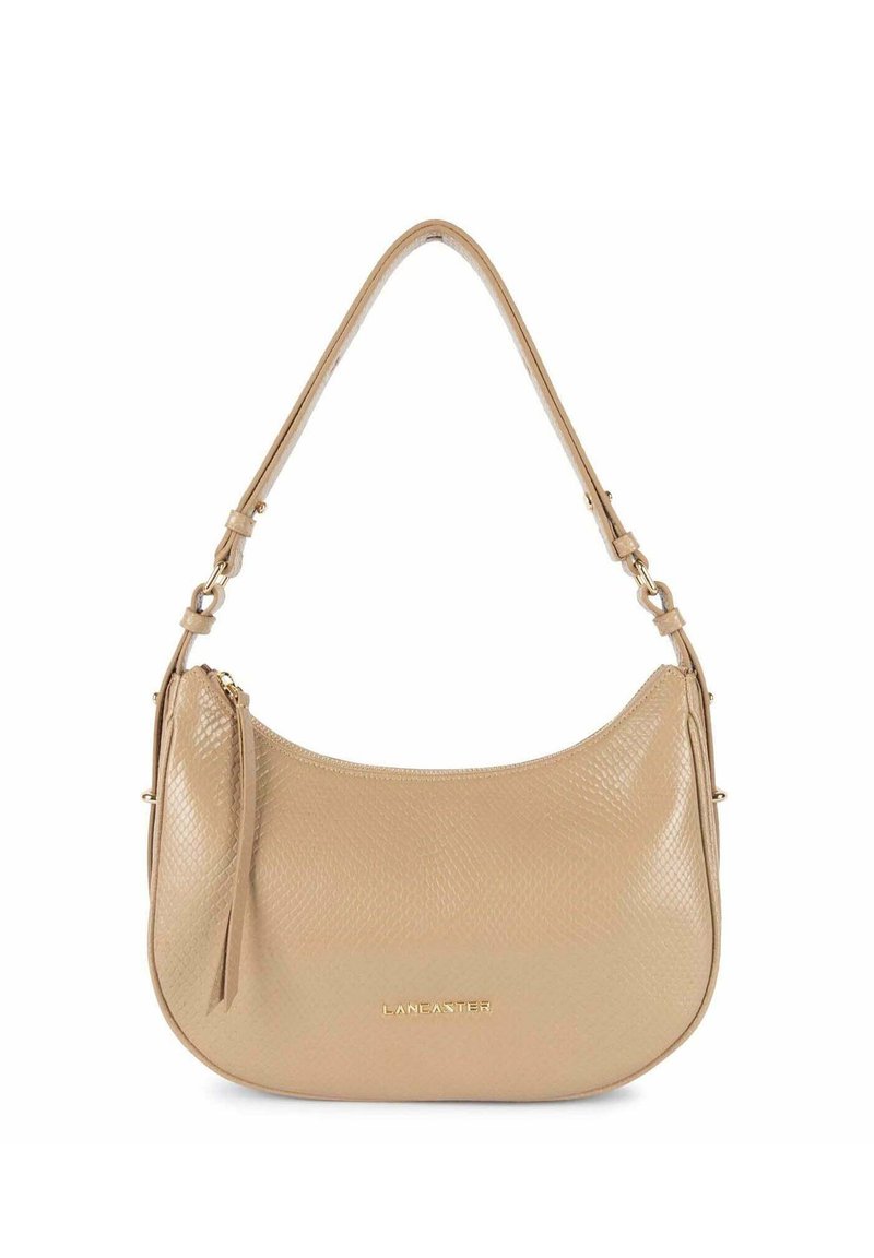 Borsa a spalla in finta pelle beige con una texture liscia, forma curva, chiusura con zip sulla parte superiore e un branding discreto sul davanti. Accenti in metallo color oro.