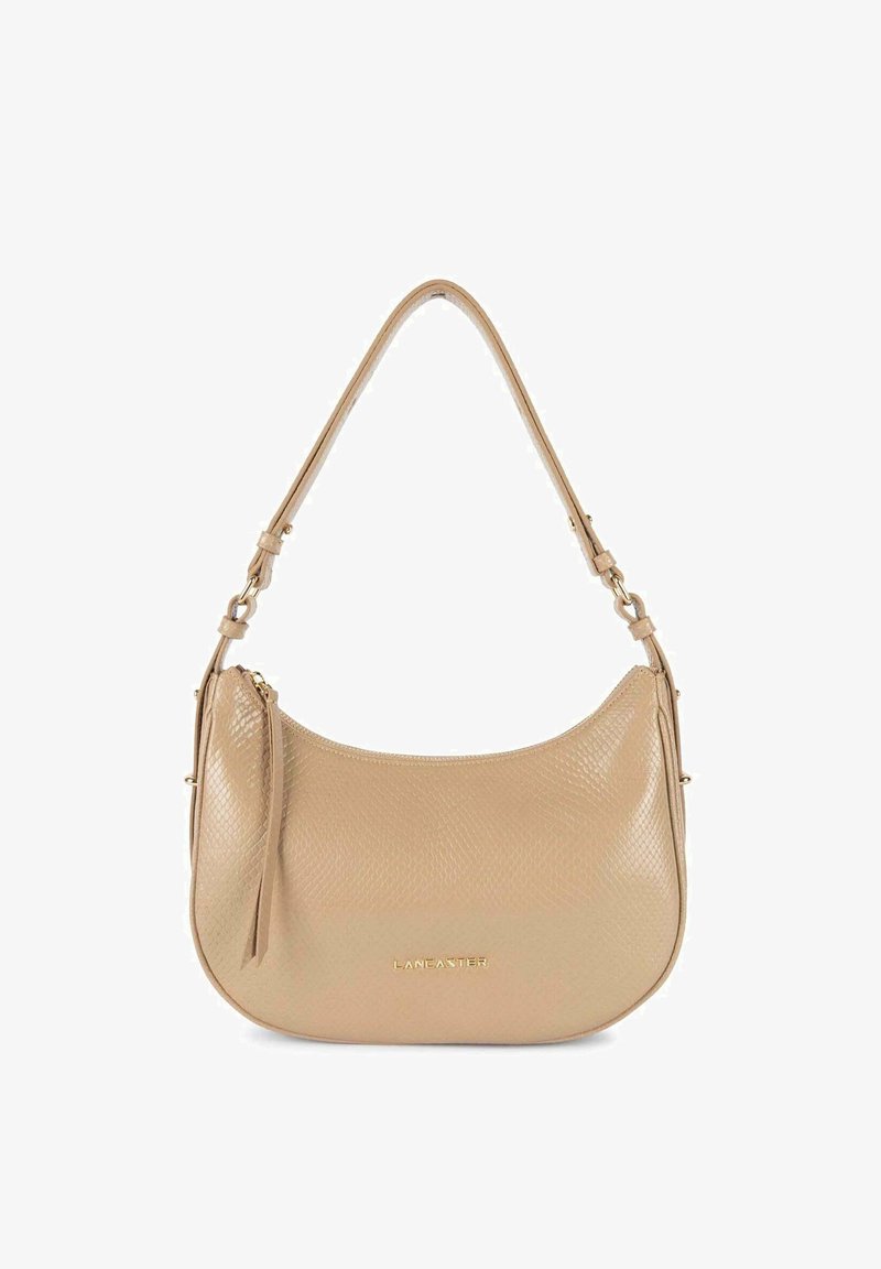 Borsa a spalla in finta pelle beige con una texture liscia, forma curva, chiusura con zip sulla parte superiore e un branding discreto sul davanti. Accenti in metallo color oro.