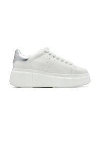 Vita plattformssneakers med en slät läderöverdel, silveraccent på hälen och strukturerad vit gummisula. Har runda snören och perforeringar.