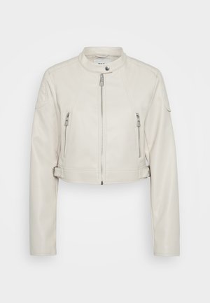 Zastrihnutá biela kožená bunda so stojacím golierom, predným zapínaním na zips a dvoma zipsovými bočnými vreckami; obsahuje prešívané ramenné detaily.