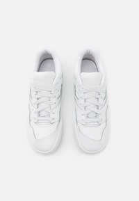 Weiße Sneakers mit einem glatten Leder-Obermaterial, runder Zehenform und Schnürdesign. Dezente hellblaue Akzente an den Seiten. Strukturmuster auf der Zunge.