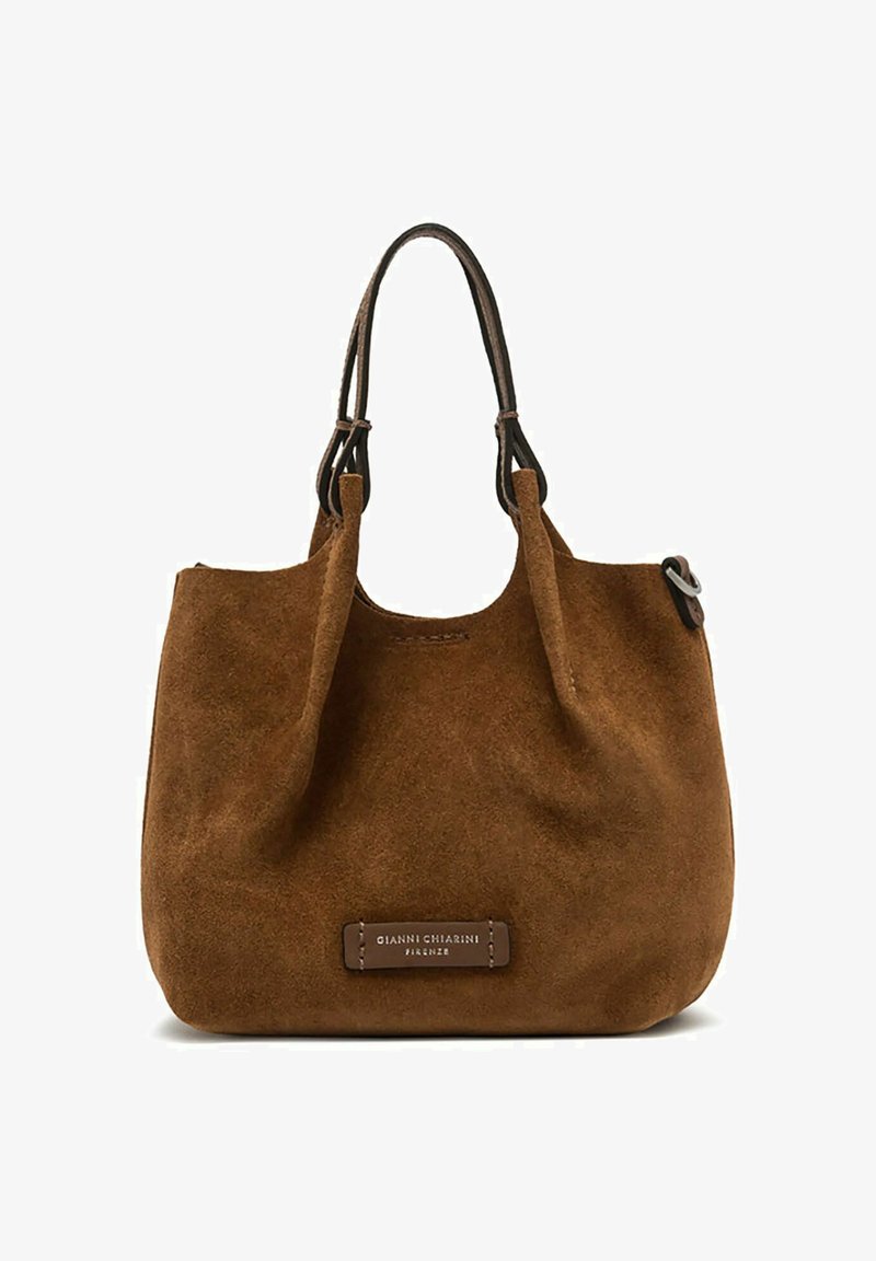 Bruine suède tote bag met dubbele leren handvatten. Heeft een gestikt detail en een klein gemerkt leren plaatje aan de voorkant.