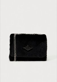 Crna torbica od umjetnog krzna sa srebrnim lancem kao naramenicom, pravokutnog oblika, s logotipom sprijeda i mekanom teksturom.