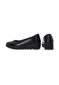 Schwarze Ballerinas mit einem strukturierten, glänzenden Schlangenleder-Muster. Verfügt über eine runde Toe und einen niedrigen, klobigen Absatz mit einer Plattformsohle.